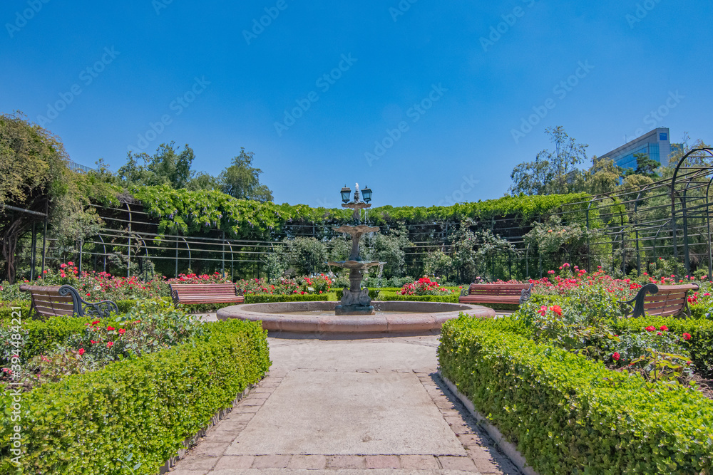 Fuente de agua con asientos, árboles y flores. Fuente de agua con asientos, árboles y flores.