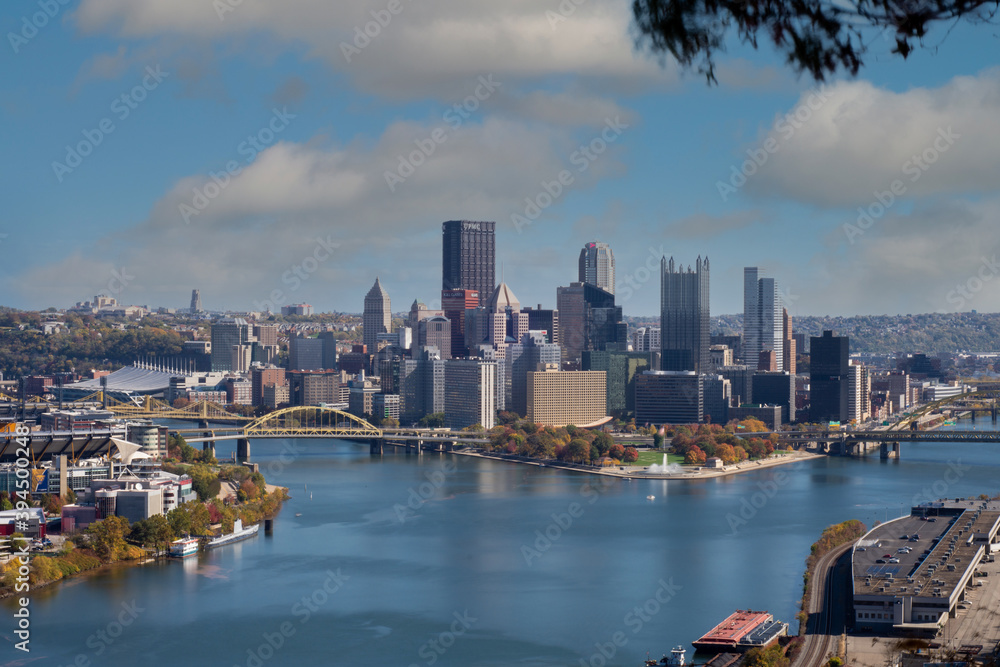Fototapeta premium The skyline of Pittsburgh Pennsylvania as seen from Mount Washington