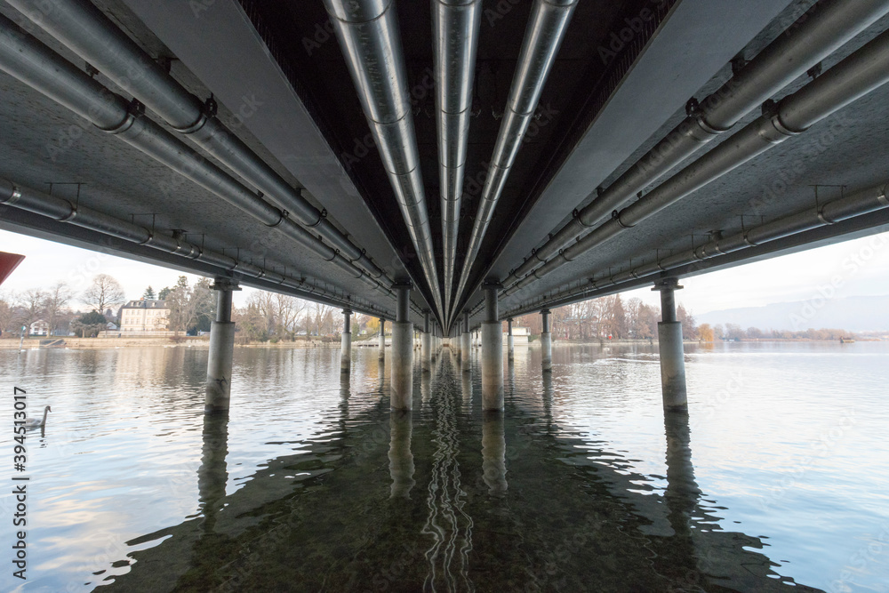 Untenansicht einer Brücke mit Wasserspiegelungen