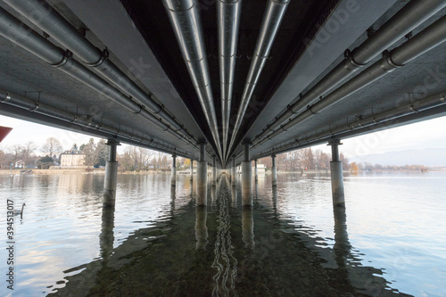 Untenansicht einer Brücke mit Wasserspiegelungen © Matthias P.