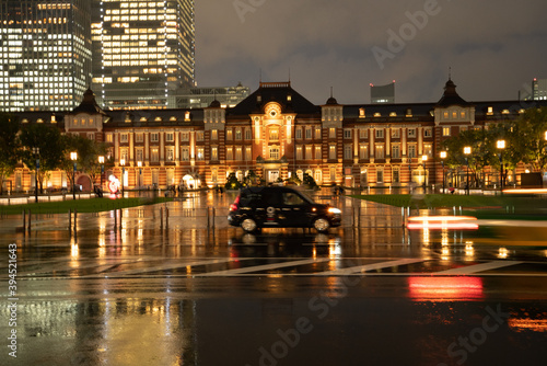 雨の東京丸の内/水溜りに映るビル群/美しい水面 photo