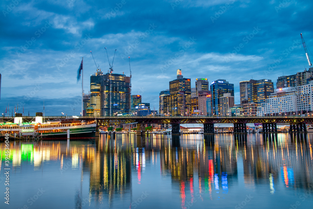 Naklejka premium SYDNEY - NOVEMBER 11, 2015: Sydney Darling Harbour at night