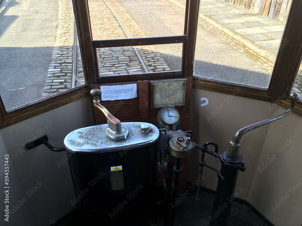 Fototapeta premium Stary zabytkowy tramwaj jadący po szynach