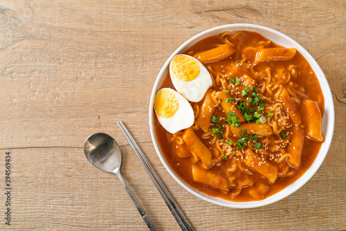 Korean instant noodle and Tteokbokki in Korean spicy sauce - Rabokki