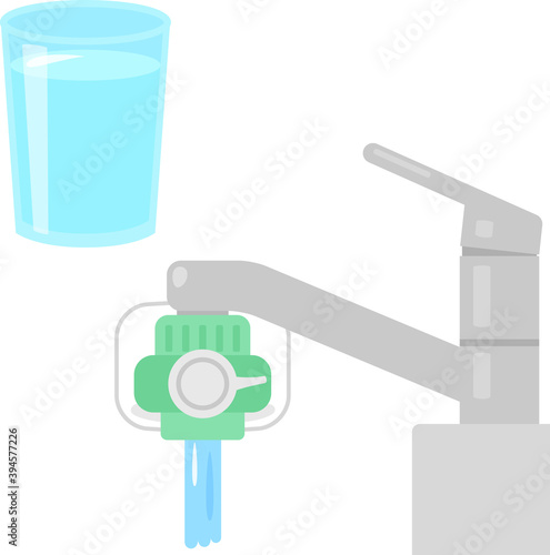 小型浄水器を付けた蛇口と水の入ったグラス