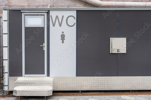 Foto modern public toilet exterior outdoor