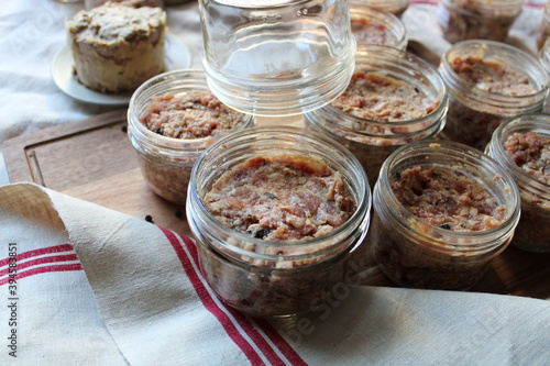 Préparation des pâtés en conserve, pâté de porc au foie gras photo