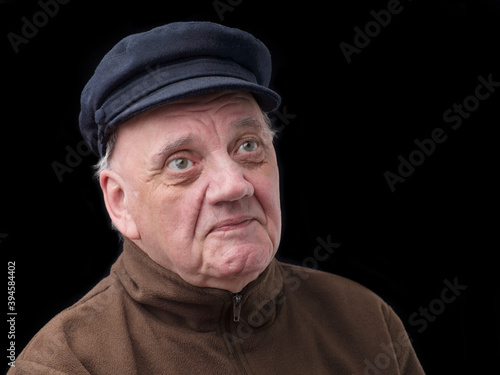 portrait vieil homme casquette marine sur fond noir