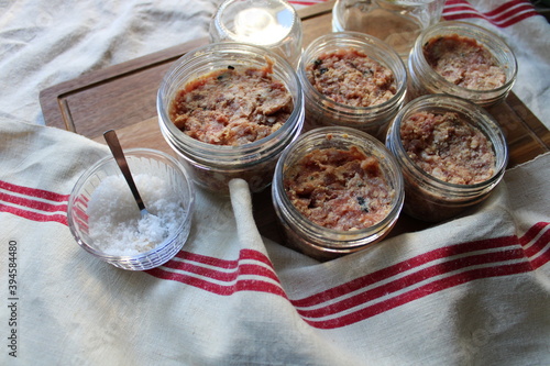 Préparation des pâtés en conserve, pâté de porc au foie gras photo