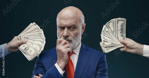 Foto People offering bribes to a politician