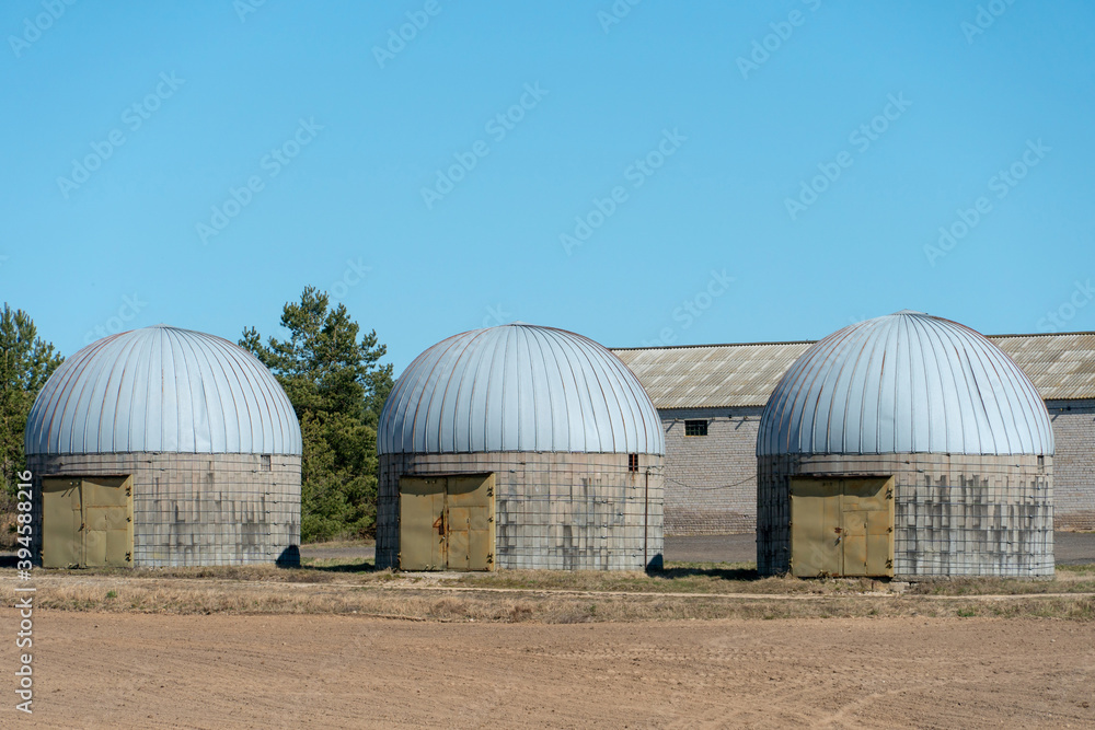 Obraz premium silver silos on agro manufacturing plant for processing drying cleaning and storage of agricultural products, flour, cereals and grain. Large iron barrels of grain. Granary elevator