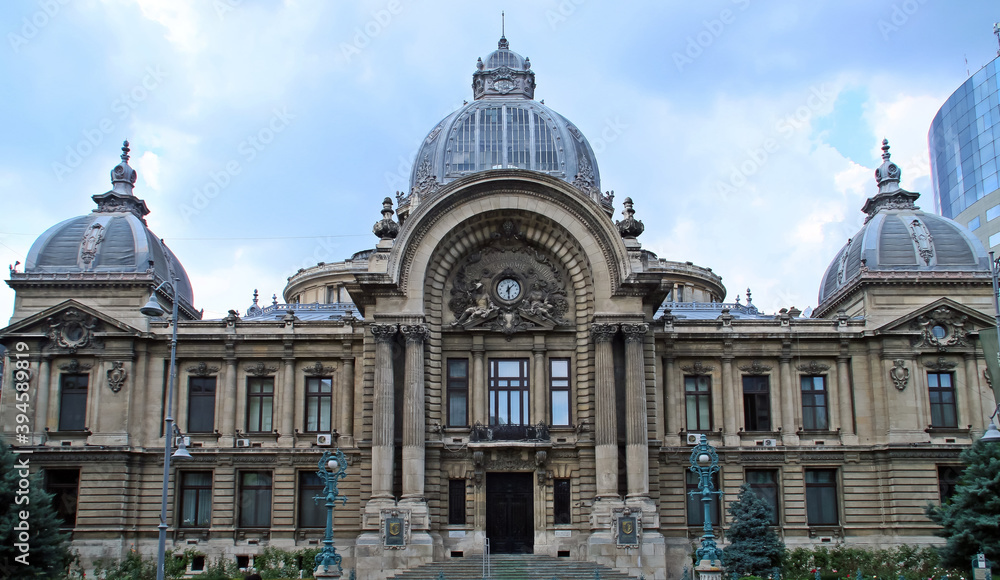 El Palacio CEC (en rumano, Palatul C.E.C.), construido en 1900. Está situado en Calea Victoriei frente al Museo Nacional de Historia, en Bucarest, Rumanía.