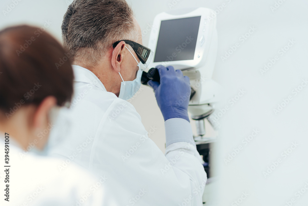 Obraz premium close up. laboratory scientists conduct testing in the laboratory.