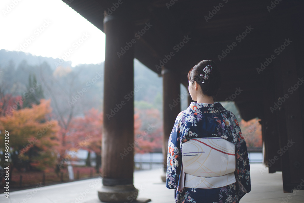 京都「南禅寺」の紅葉　女性着物　日本　秋