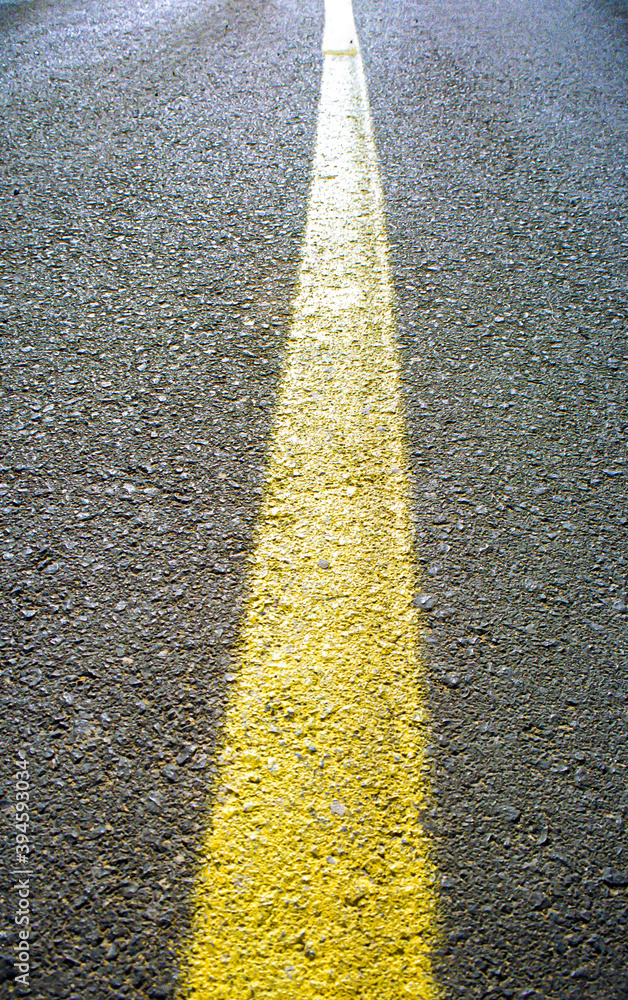 Obraz premium marguage jaune au sol sur route bitumée, ligne continue