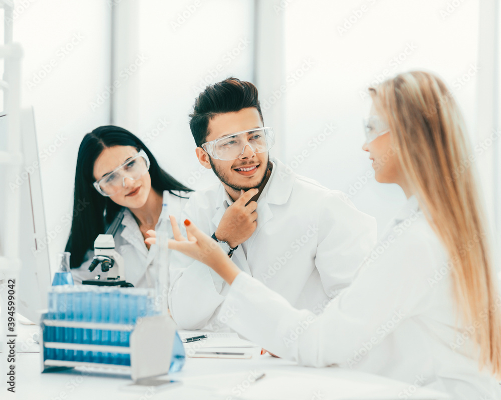 Obraz premium team of scientists discussing something at the Desk