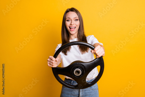 Canvastavla Photo portrait of pretty brunette girl keeping steering wheel learning to drive