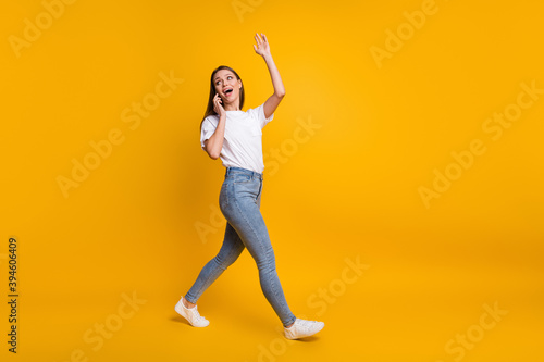 Fotografía Full length body size photo of girl talking on mobile phone waving with hand gre