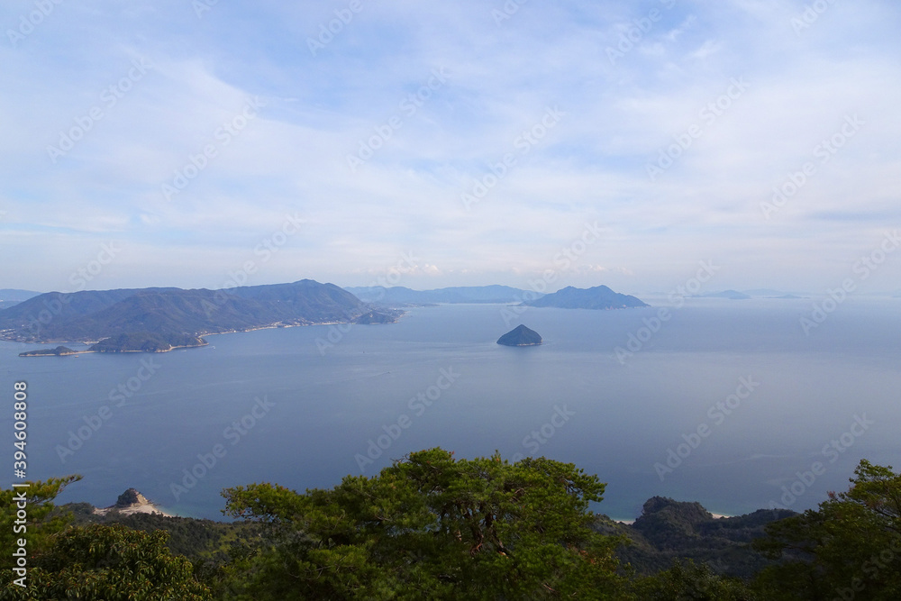 青い海に大小の島がある(瀬戸内海)/宮島の弥山展望台からの絶景(広島県廿日市市) 青い海に大小の島がある(瀬戸内海)/宮島の弥山展望台からの絶景(広島県廿日市市)