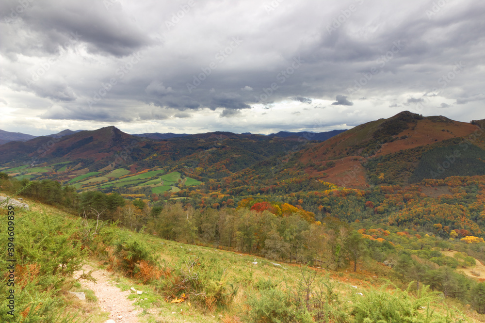 Les montagnes basques pendant l'ascension de La Rhune en automne