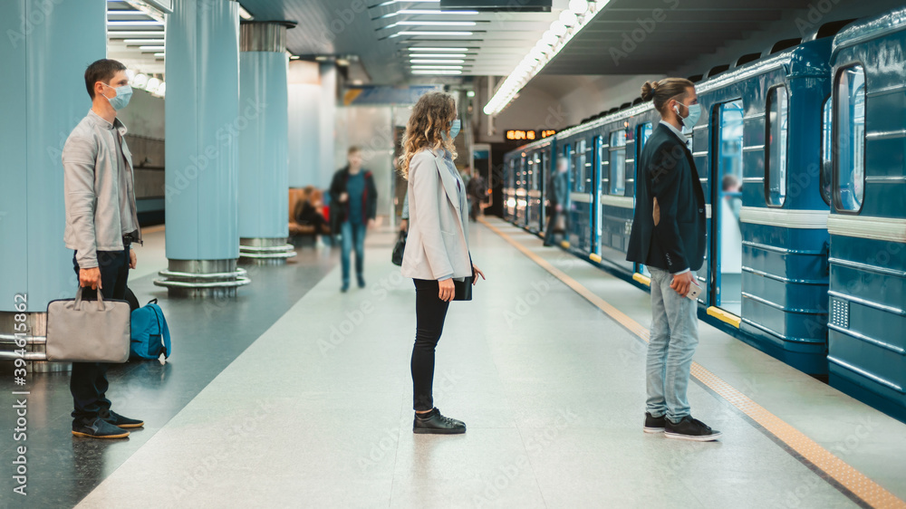 Obraz premium people in protective masks standing on the subway platform .