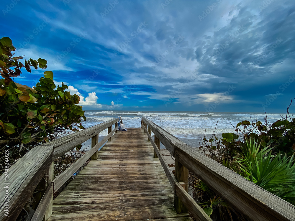 Obraz premium wooden bridge to the beach on a stormy day
