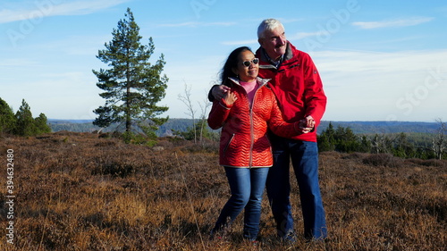sportliches Paar genießt die Aussicht in die Natur beim Schliffkopf im Nationalpark Schwarzwald