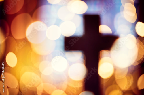 Foto Abstract cross silhouette in church interior against stained glass window concep