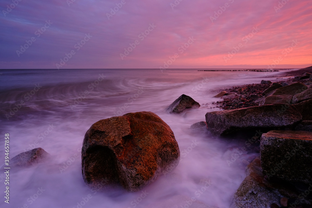 jesienny wschód słońca nad Bałtykiem,Kołobrzeg,Polska.