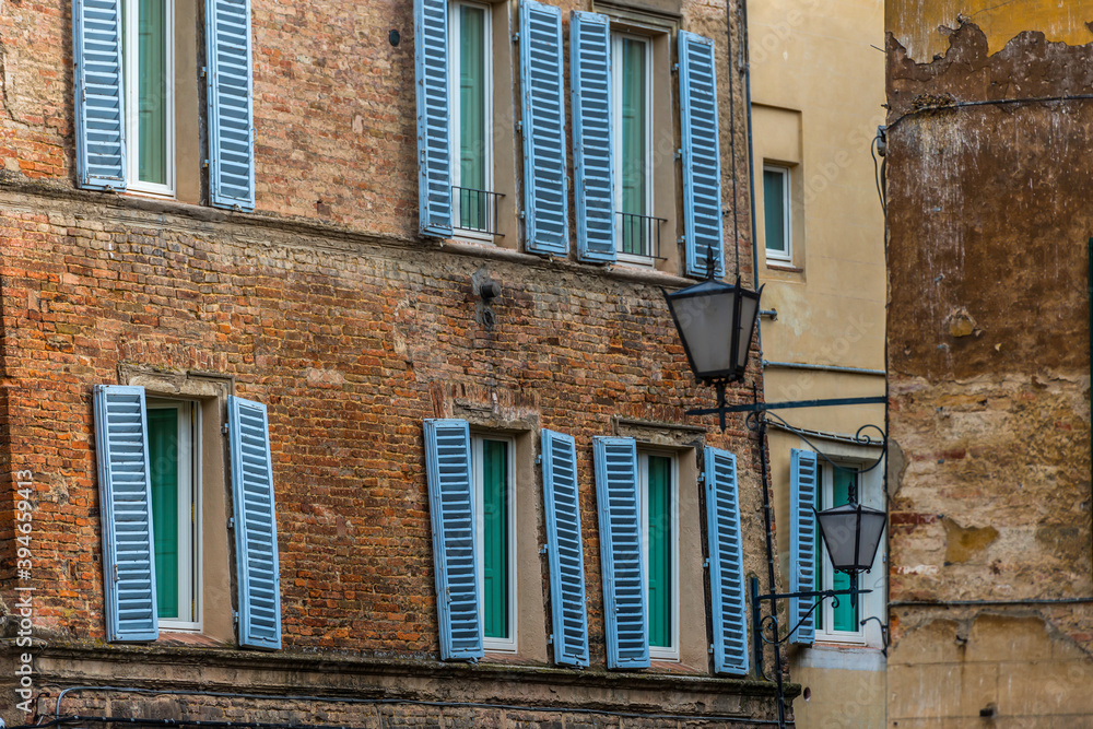 Φωτογραφία Schief hängende Fensterläden in der Altstadt von Siena, Italien