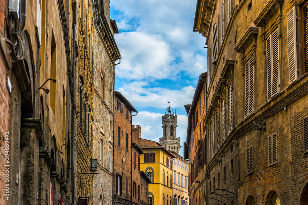 Fototapeta premium Gasse in der Altstadt von Siena in der Toskana, Italien
