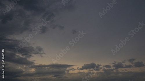 Ciel gris très uniforme, alors qu'un orage arrive © Anthony