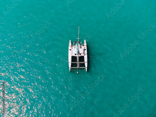 Foto Bird's eyes view of the amazing white catamaran sailing across the blue lagoona