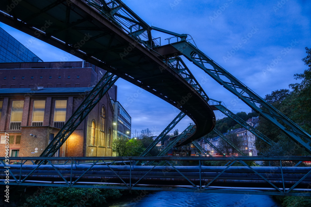 Obraz premium Fabrik und Bahntrasse in Wuppertal am Abend
