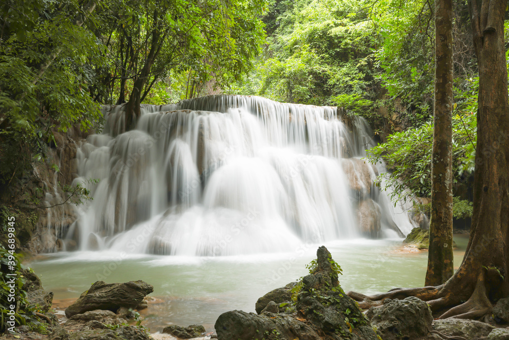 Obraz premium Huai Mae Khamin Waterfall level 3, Khuean Srinagarindra National Park, Kanchanaburi, Thailand, long exposure