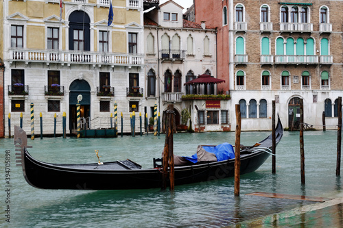 Venise, Italie, 26 février 2012 : Gondole venicienne amarré dans un canal © Sabrina MARIE