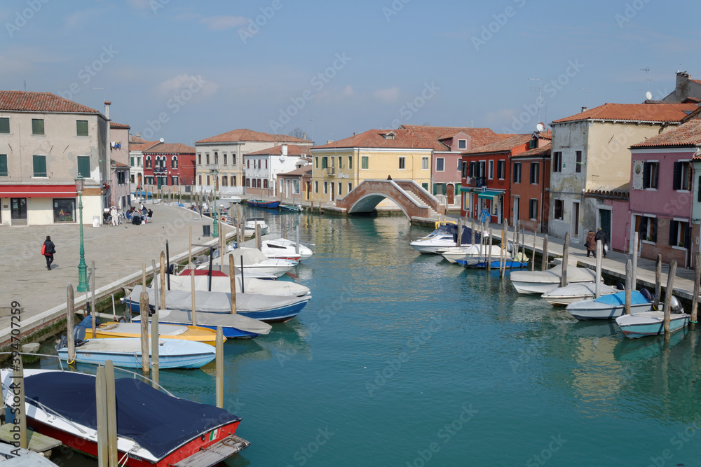 Venise, Italie, 27 février 2014 : vue d'un canal de Murano avec ses bateaux, depuis le pont Campo S. Donato 