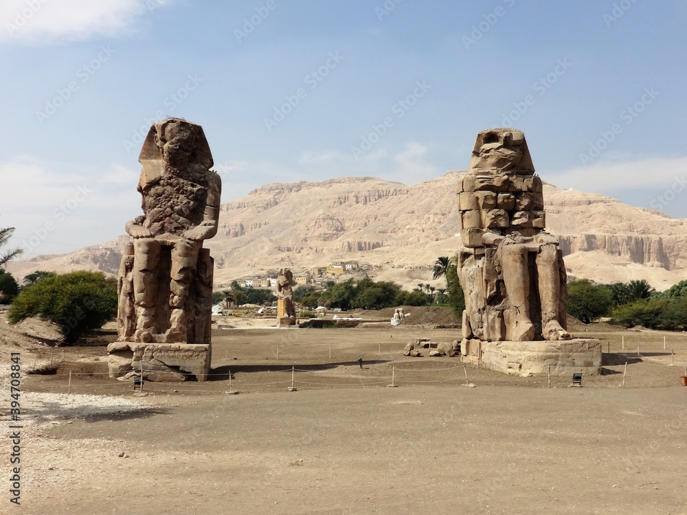 Los Colosos de Memnon son dos gigantescas estatuas de piedra que representan al faraón Amenhotep