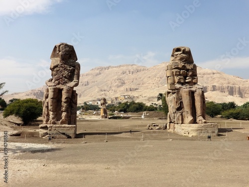 Los Colosos de Memnon son dos gigantescas estatuas de piedra que representan al faraón Amenhotep III ubicadas en la orilla occidental del Nilo, frente a la ciudad de Luxor, Egipto.
