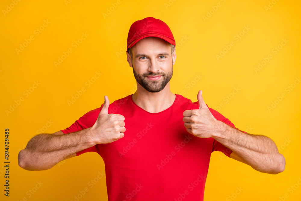 Φωτογραφία Photo of bearded man demonstrate two thumbs up wear red t-shirt hat isolated yel
