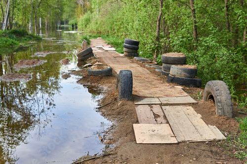 Foto impromptu pavement made in the countryside during a spring river flood