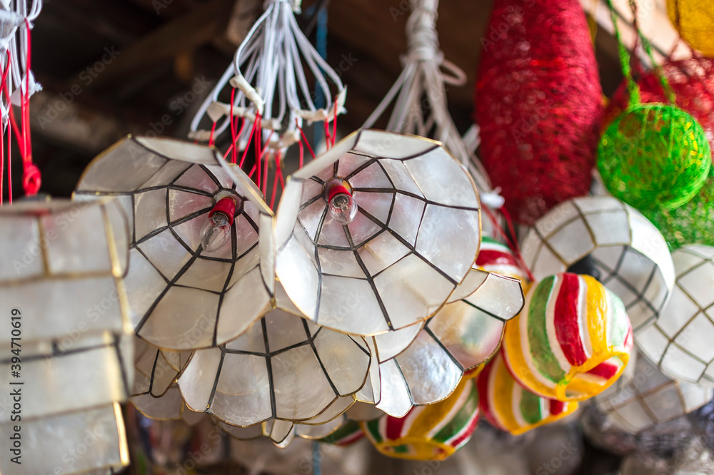 Foto Stock Capiz lanterns for sale at a local shop under Quezon Brudge