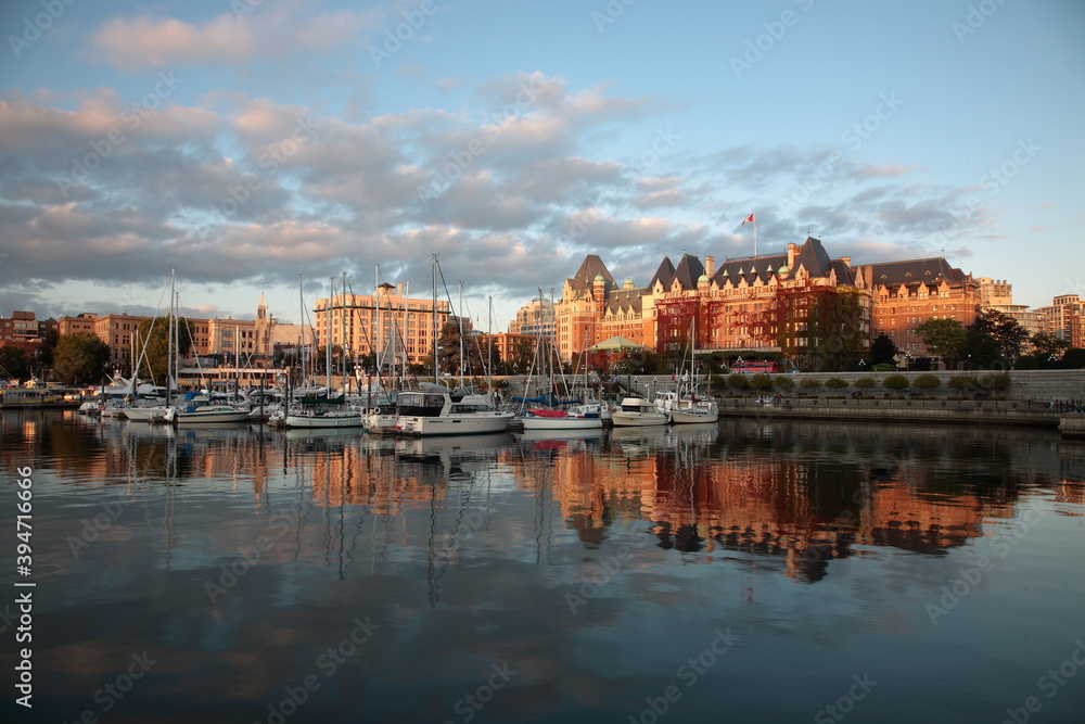 Naklejka premium View of Victoria Harbor with sailing boats and yachts under Sunset in Vancouver island, BC, Canada