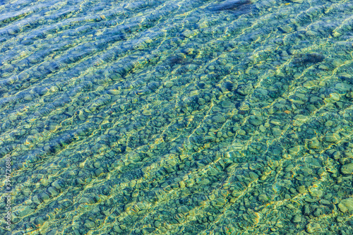 Wasserspiegelung in klarem Wasser