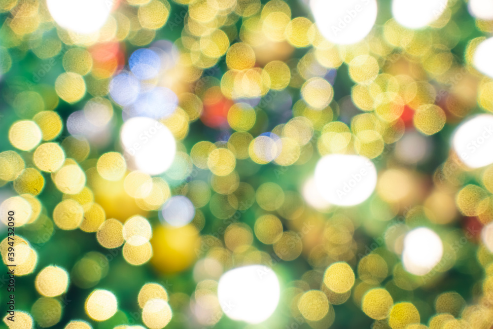 Obraz premium Blurry background of beautiful Christmas light bokeh on Christmas tree