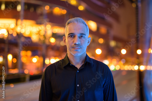 Canvas Print Portrait of attractive man at night on the streets