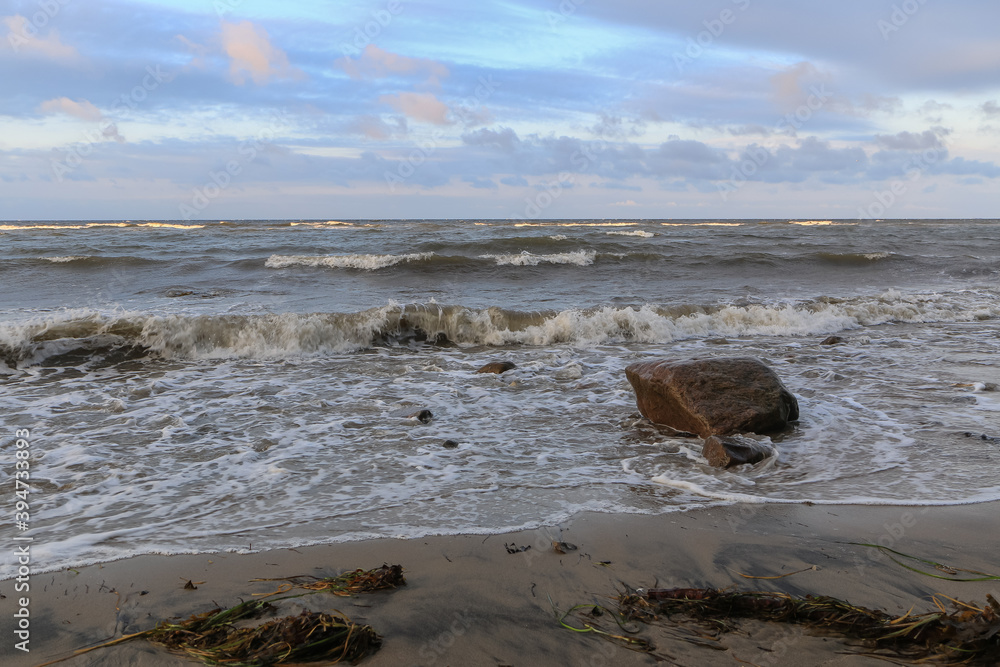 Fototapeta premium Ostsee Strand mit Wellen