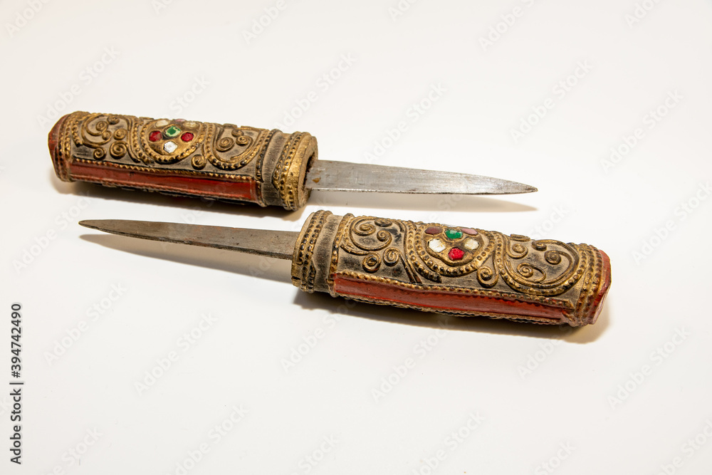 Pair of small Burmese knives whose short and sharp blades disappear