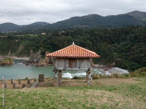 Obraz na plátně HÓRREO  ASTURIANO, ERMITA DE LA REGALINA