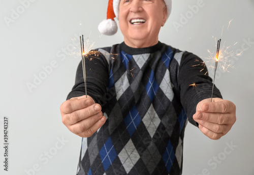 Senior man with Christmas s...
